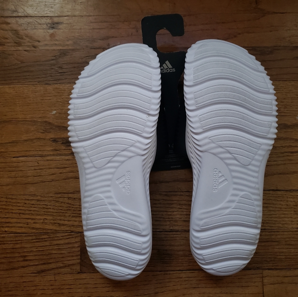 Mens basketball shoes and slides - Picture 3 of 7